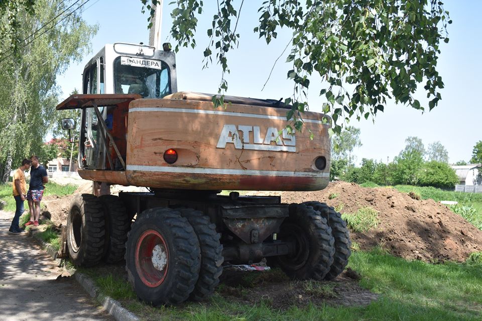 Будівництво футбольного поля в Ставищі. Фото