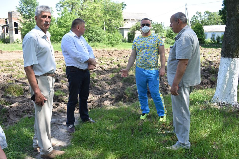 Будівництво міні-футбольного поля в Розкішній. Фото