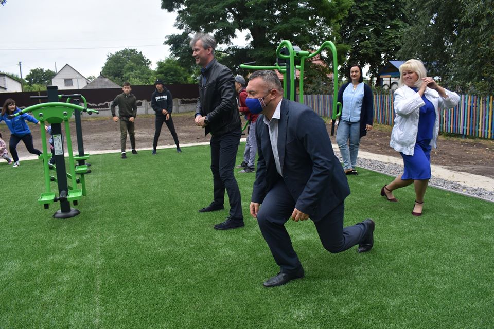 Відкриття воркаут-майданчика у Волошинівці. Фото