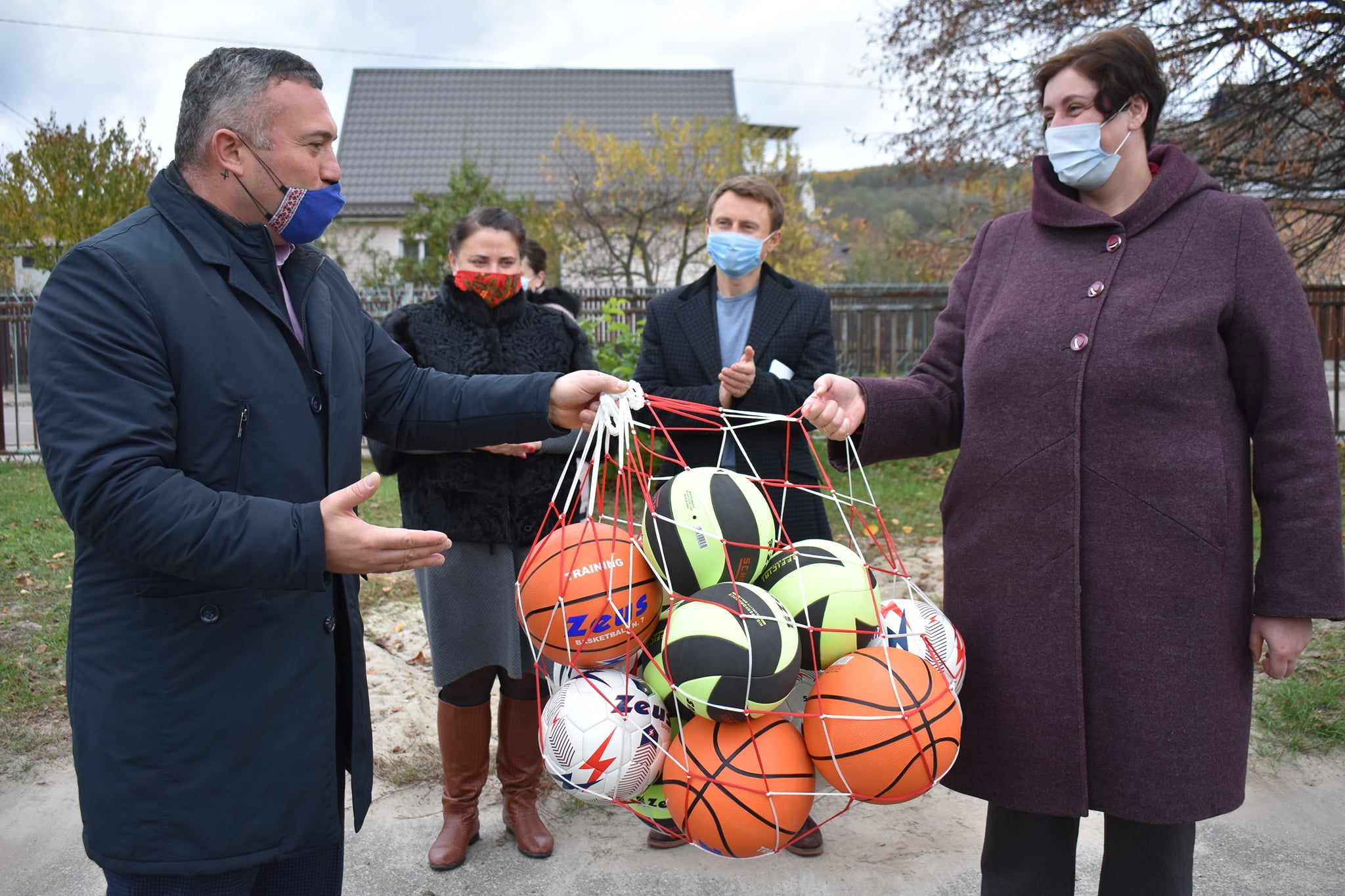Ржищів. Відкрито міні-футбольне поле та воркаут-майданчик. Фото