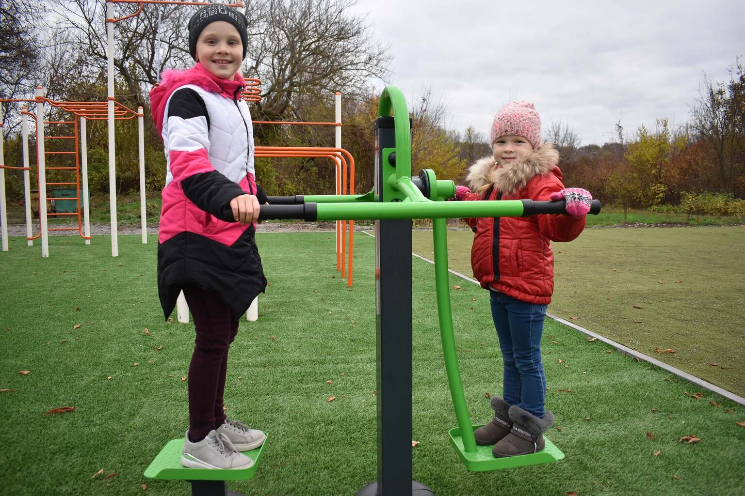 Ржищів. Відкрито міні-футбольне поле та воркаут-майданчик. Фото