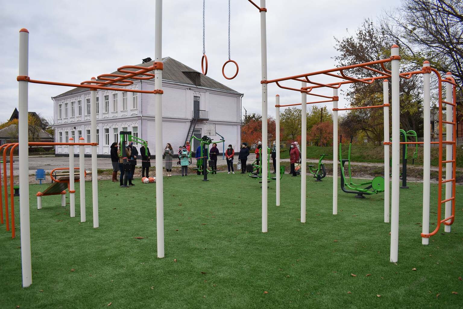 Ржищів. Відкрито міні-футбольне поле та воркаут-майданчик. Фото