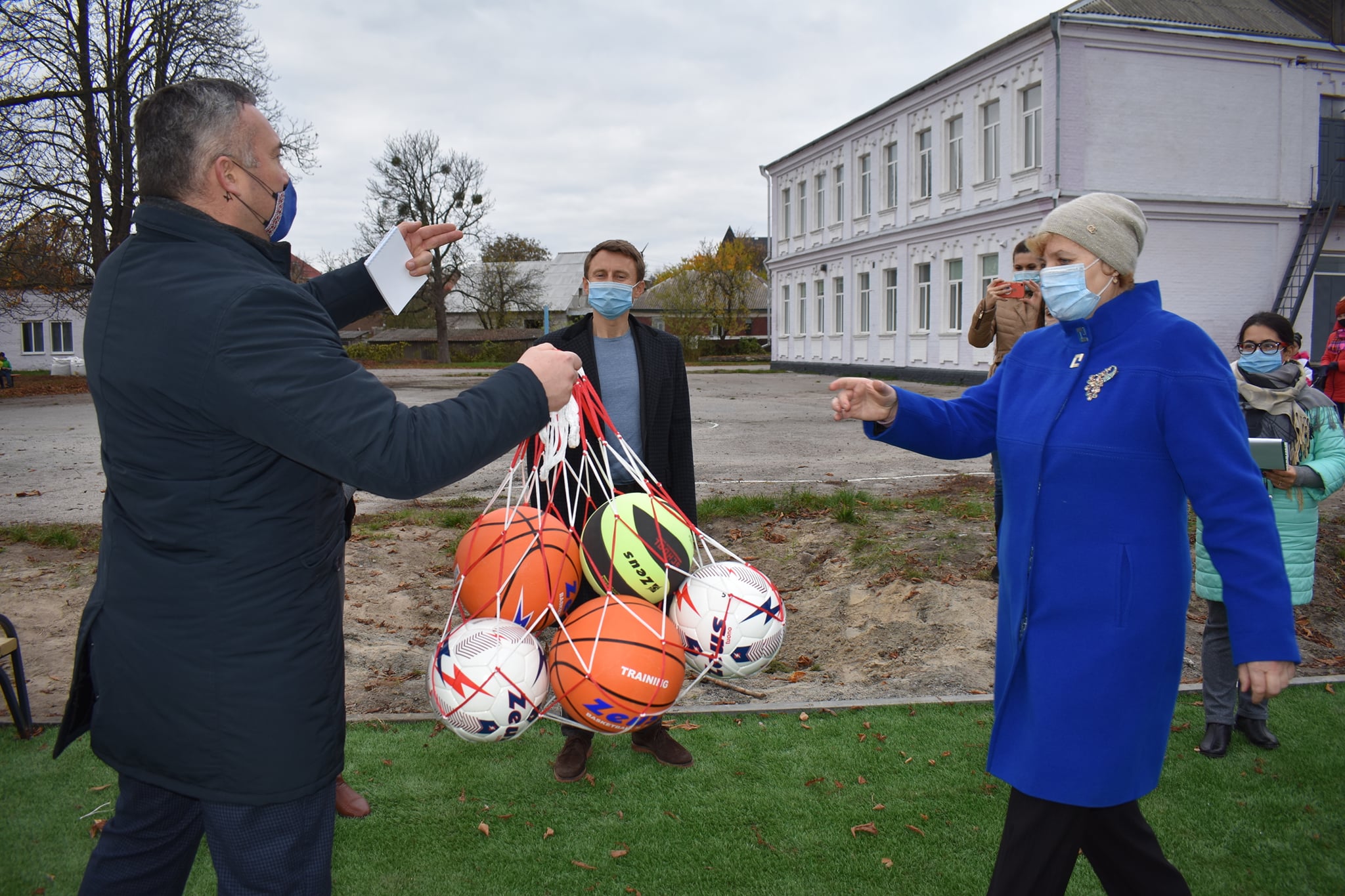 Ржищів. Відкрито міні-футбольне поле та воркаут-майданчик. Фото