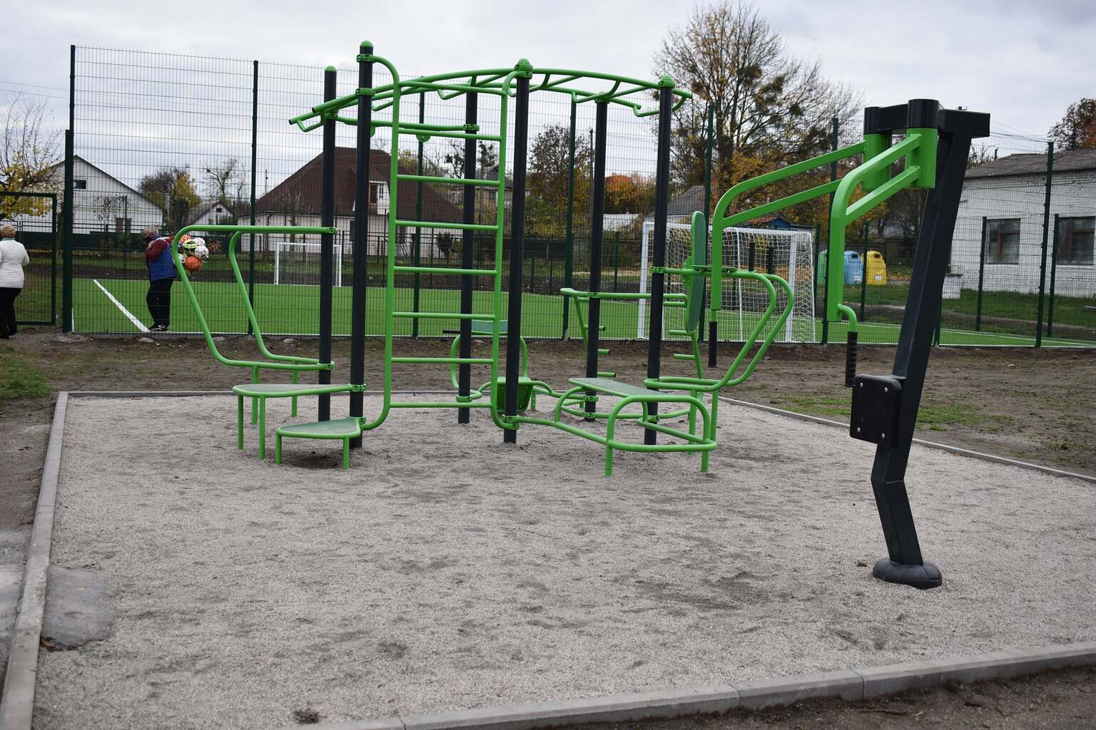 Ржищів. Відкрито міні-футбольне поле та воркаут-майданчик. Фото