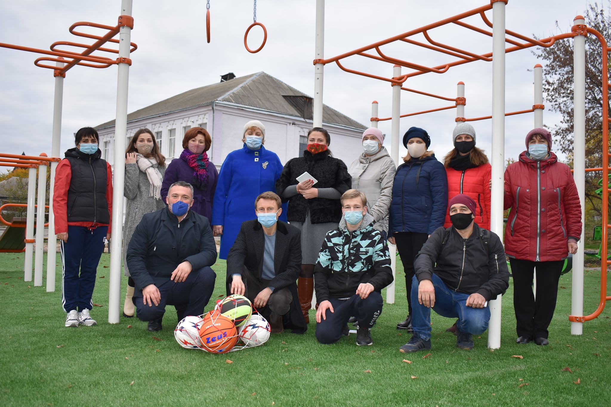Ржищів. Відкрито міні-футбольне поле та воркаут-майданчик. Фото