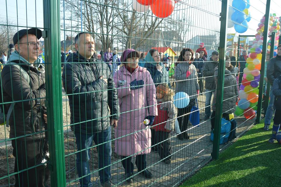 Відкриття футбольного поля у Шевченковому. Фото