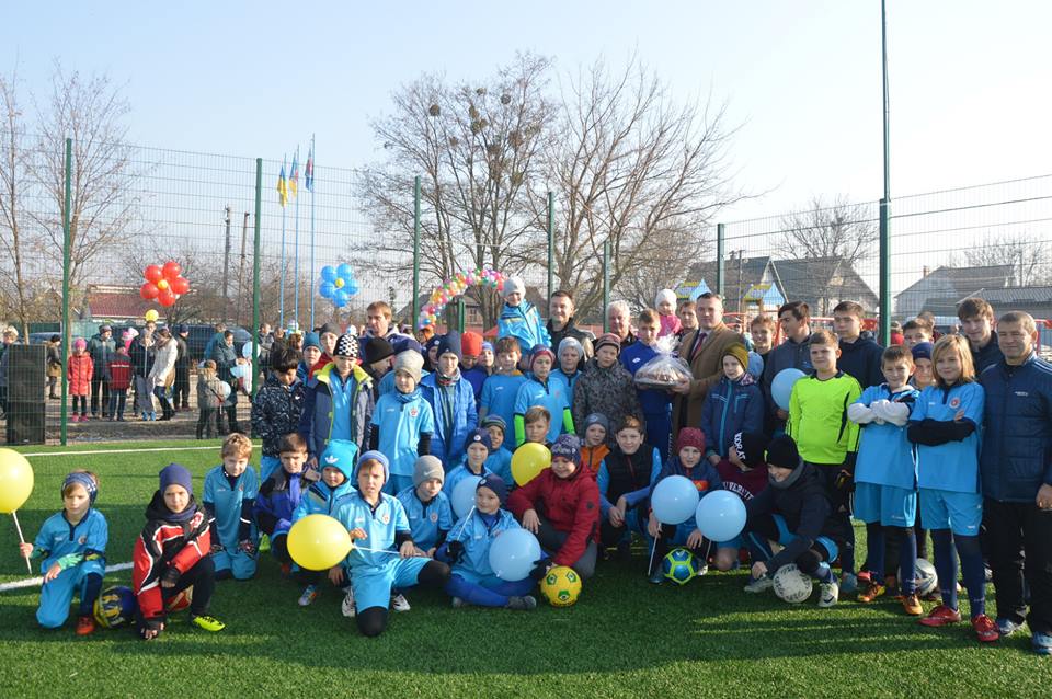 Відкриття футбольного поля у Шевченковому. Фото