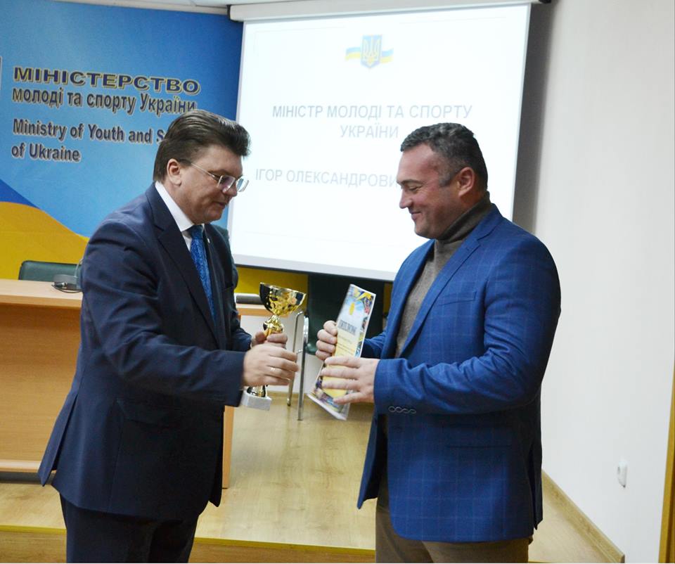 Ігор Жданов відзначив велошколу Промінь дипломом за перше місце. Фото