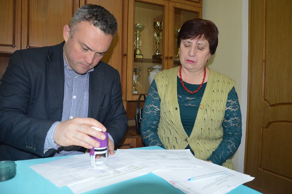 Передача штучного покриття для футбольного поля до Іванкова. Фото