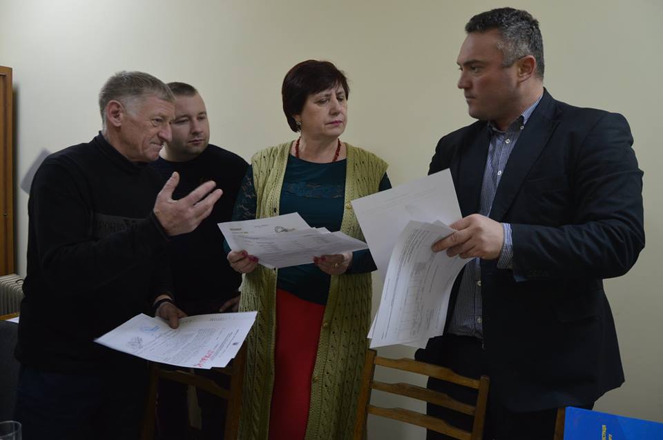 Передача штучного покриття для футбольного поля до Іванкова. Фото