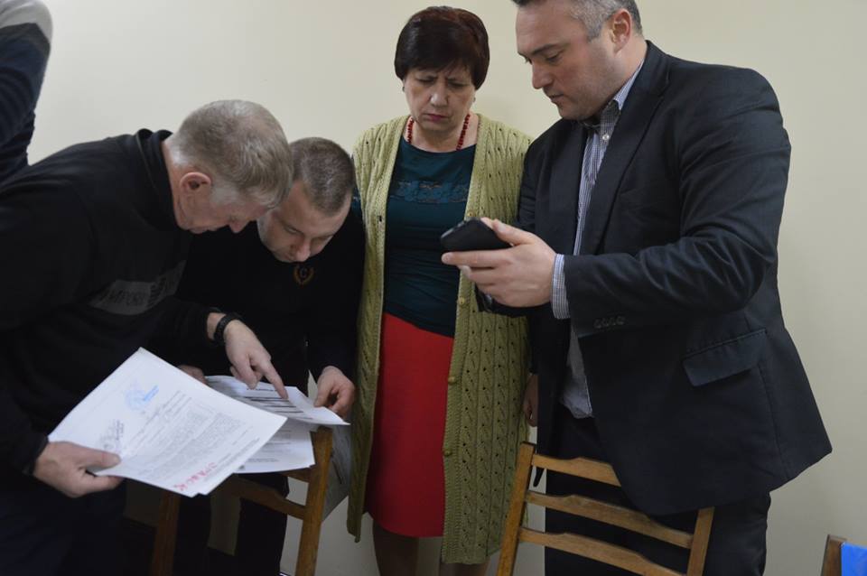 Передача штучного покриття для футбольного поля до Іванкова. Фото