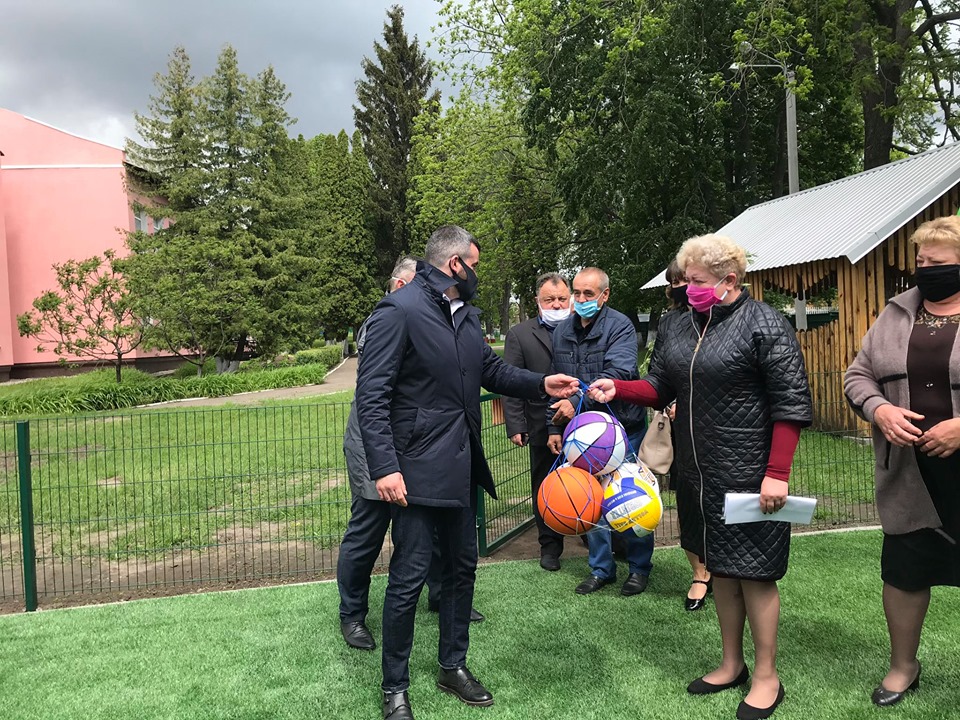 Відкриття спортивного майданчика в Гоголеві. Фото