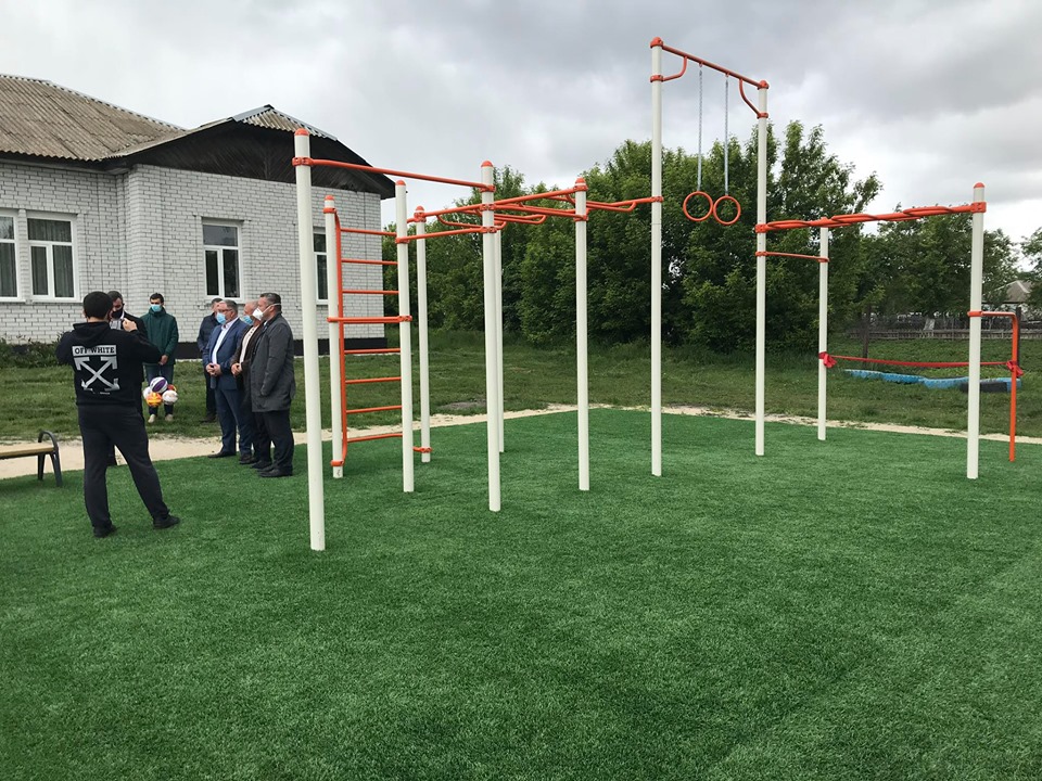 Відкриття спортивного майданчика в Гоголеві. Фото