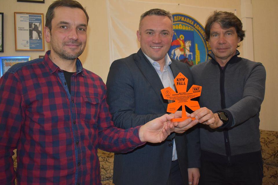 Подяка Сергію Тимофєєву за допомогу у проведення велозмагань. Фото