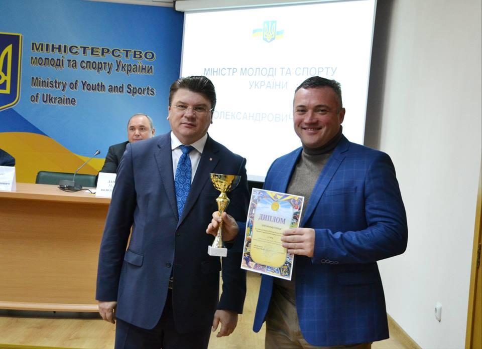 Ігор Жданов відзначив велошколу Промінь дипломом за перше місце. Фото