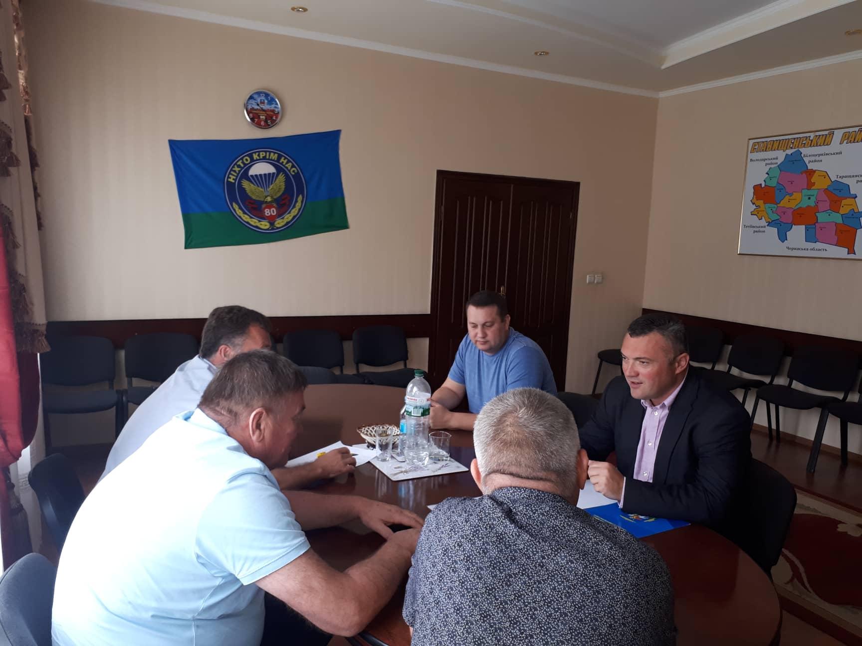 Нарада щодо будівництва футбольного поля у Ставищі. Фото Нарада щодо будівництва футбольного поля у Ставищі. Фото