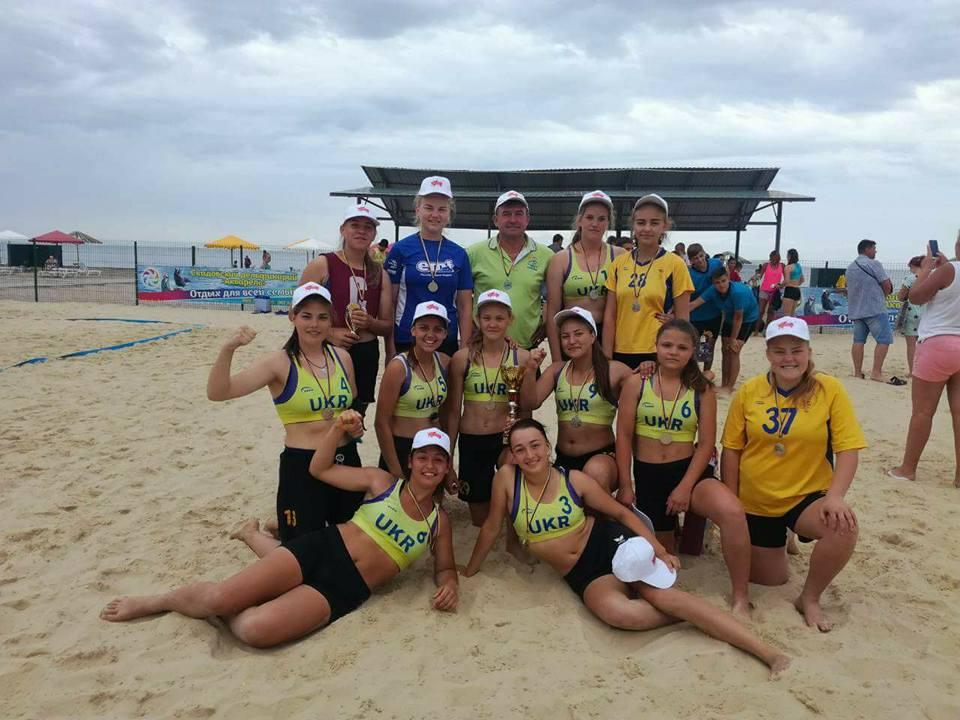Вихованки відділення гандболу Броварського вищого училища фізичної культури. ЧУ з пляжного гандболу, Скадовськ