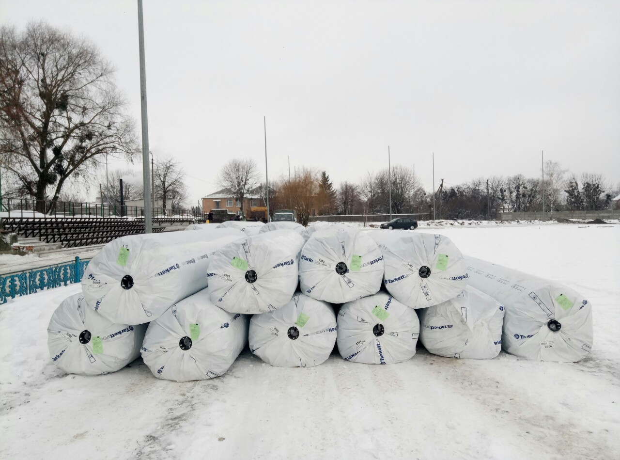 Передача штучного покриття для футбольного поля до Іванкова. Фото