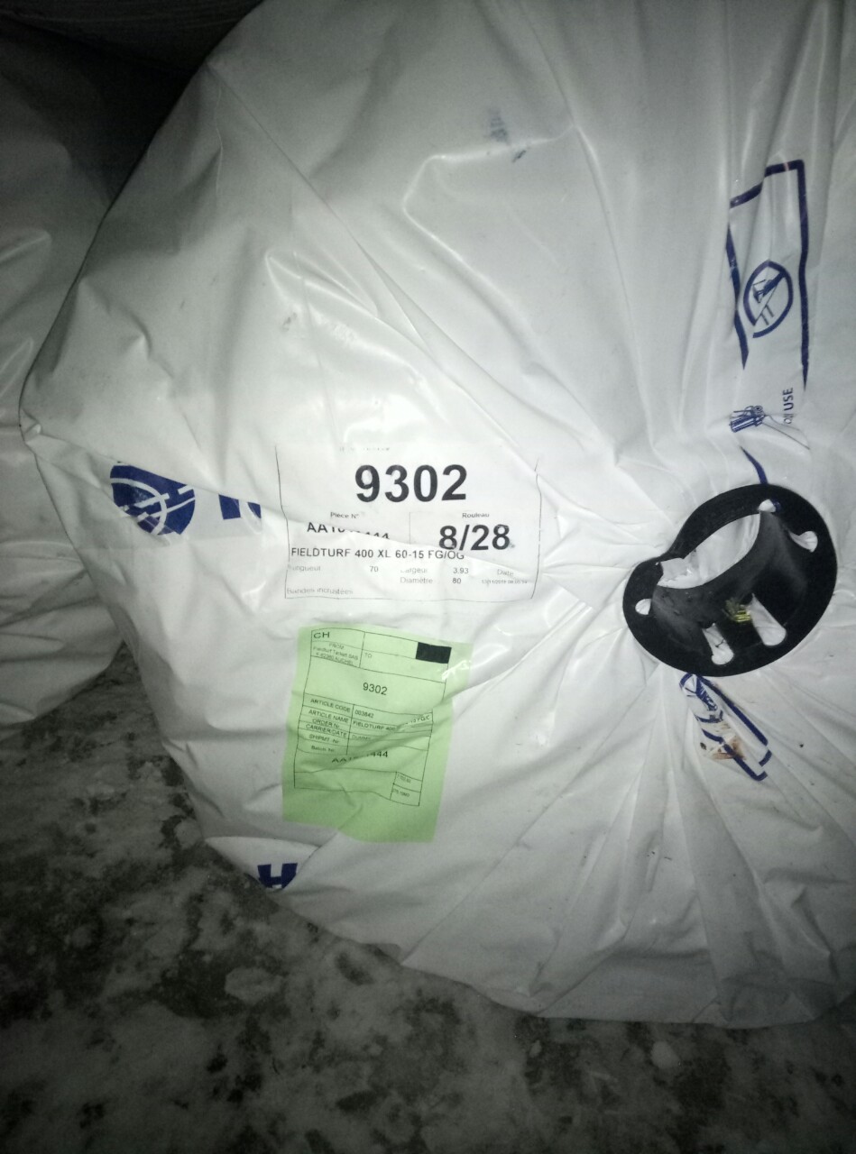 Передача штучного покриття для футбольного поля до Іванкова. Фото